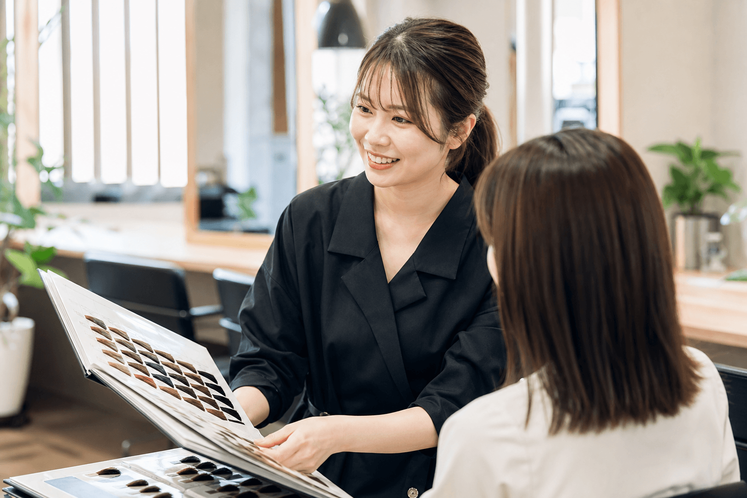 サロンで活躍する若手スタッフ