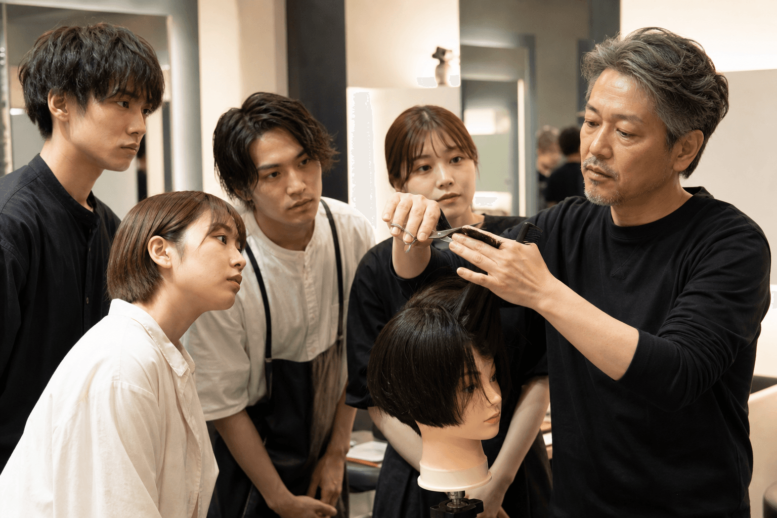 ベーシックからデザインまで学ぶヘア技術