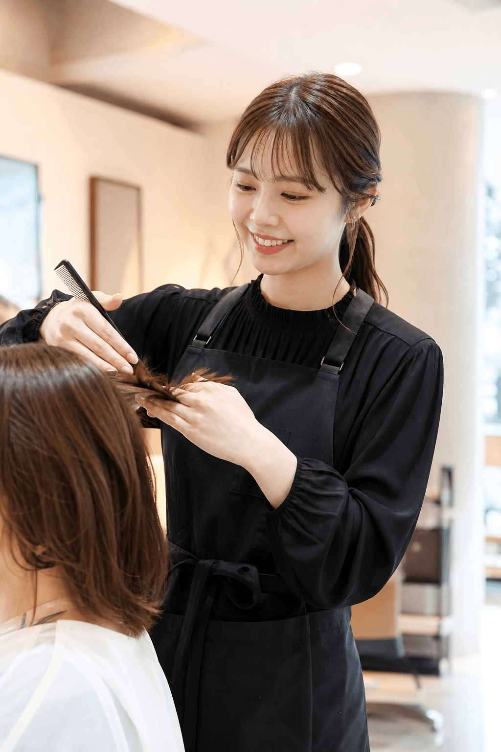 サロンで施術するスタイリストの採用イメージ